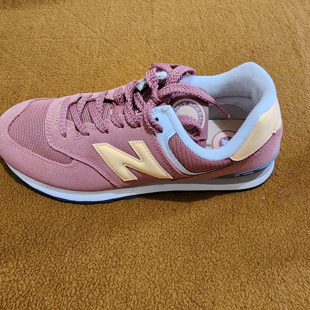 New Balance 574 Women's Sneaker Size 9  Rose Indian/Orange/White